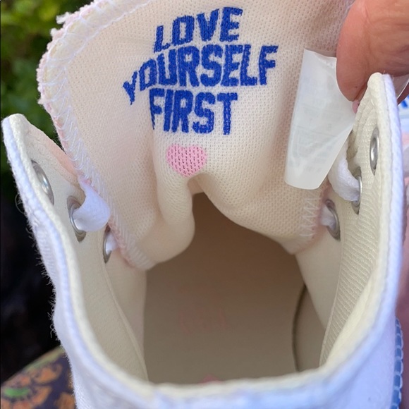 💙New “LOVE FEARLESSLY” Pink & White Converse 7.5 - Picture 15 of 16